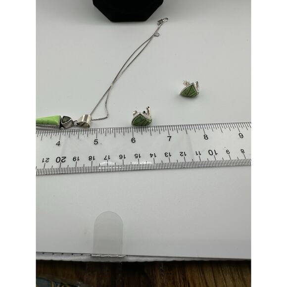 Navajo Signed Gaspeite/Peridot/Sterling Silver Necklace and Earrings Set - Picture 8 of 12